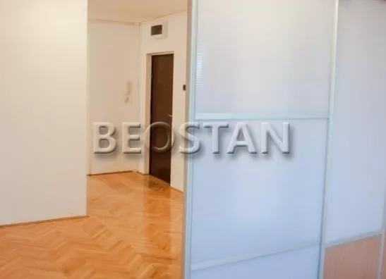 Šestoiposoban stan | 4zida