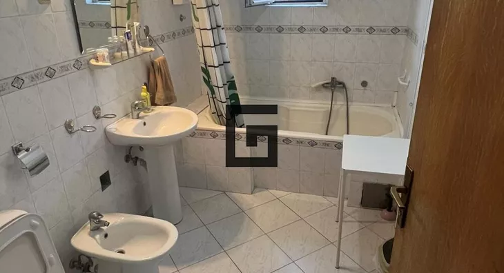 Šestoiposoban stan | 4zida