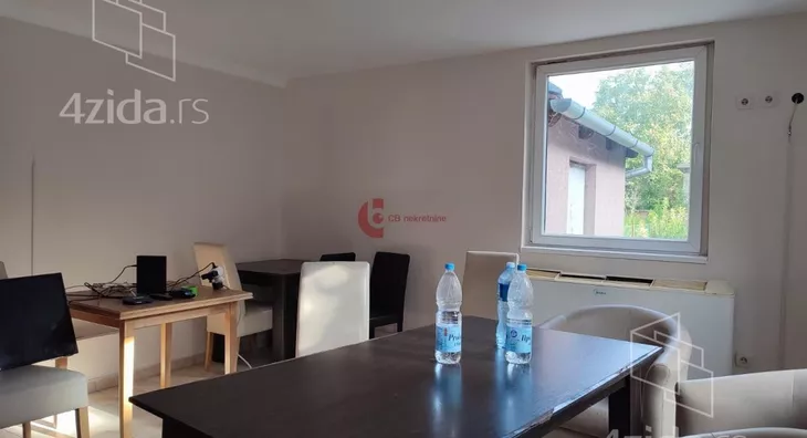 Poslovna zgrada | 4zida