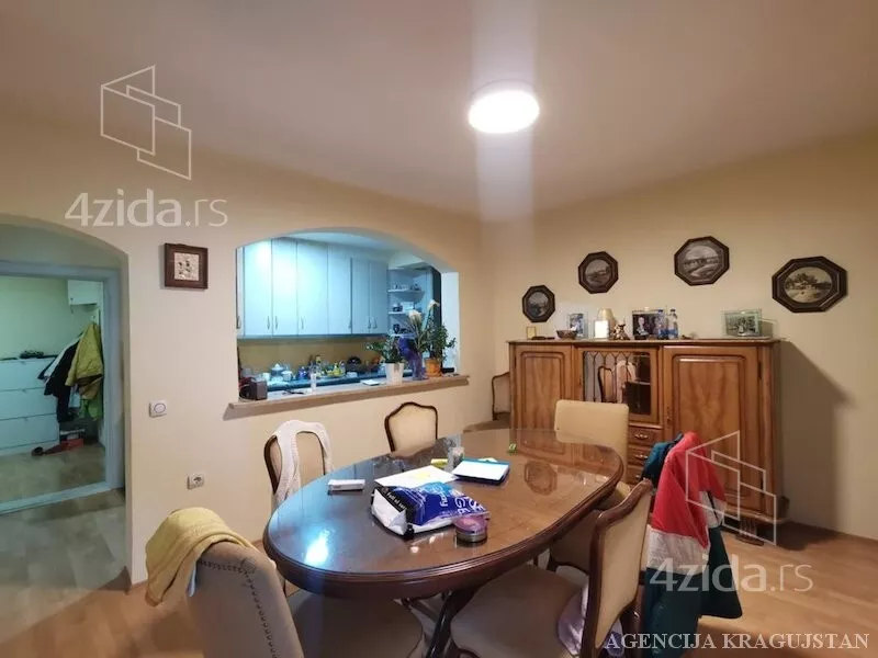 Poslovna zgrada | 4zida