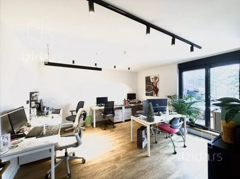 Poslovna zgrada | 4zida