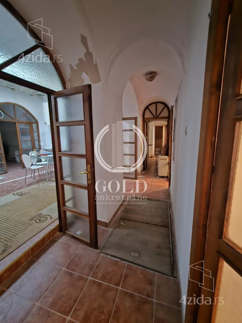 Šestoiposoban stan | 4zida