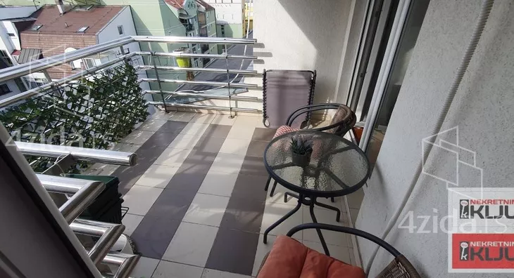 Šestosoban stan | 4zida