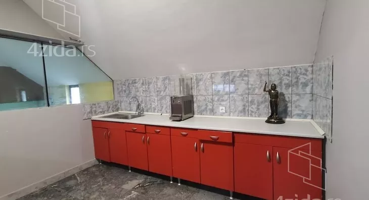 Poslovna zgrada | 4zida