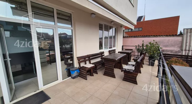 Poslovna zgrada | 4zida