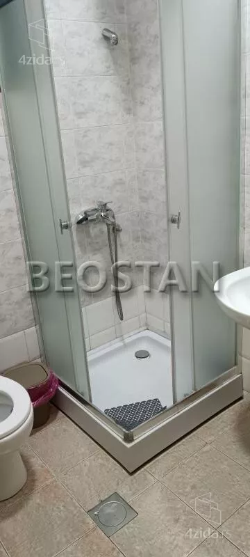Šestoiposoban stan | 4zida