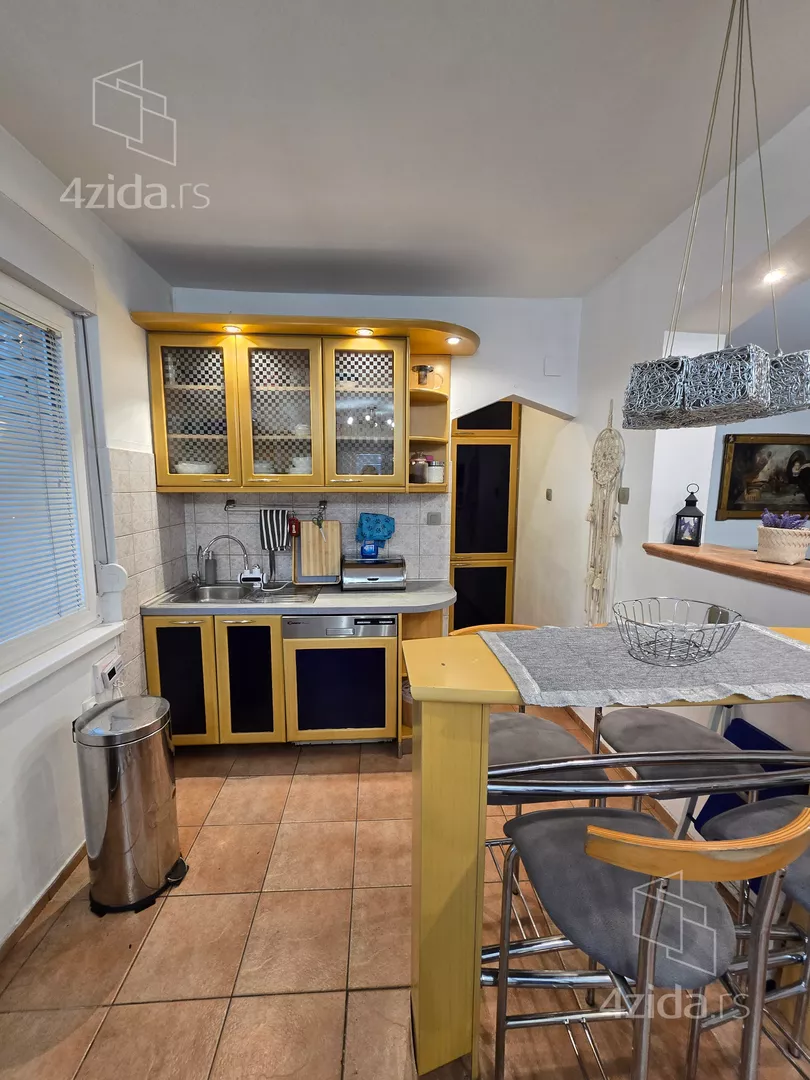 Šestosoban stan | 4zida