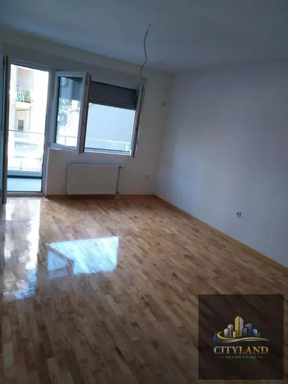 Crveni Pevac | 4zida.rs