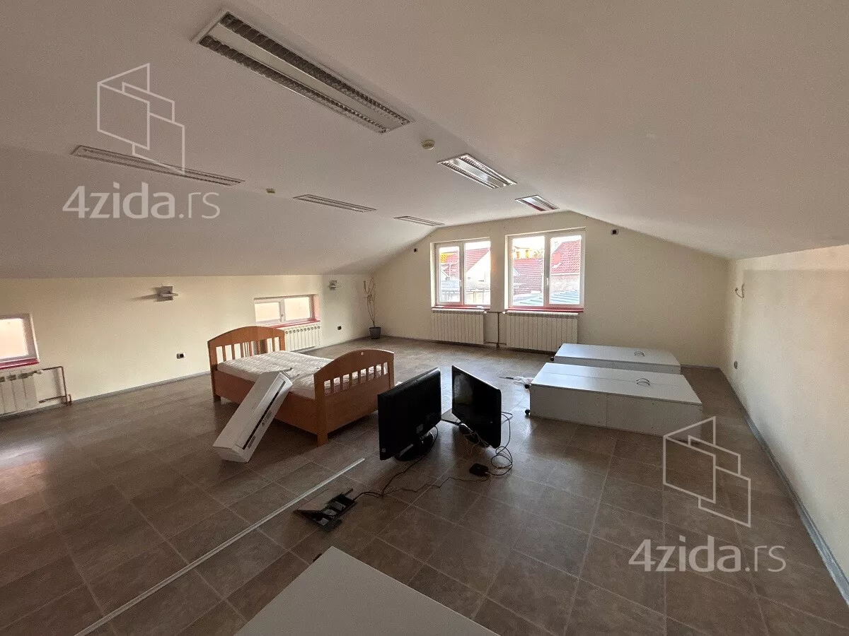 Poslovna zgrada | 4zida