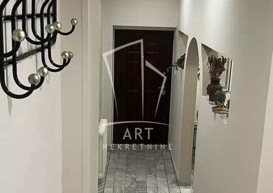 Petoiposoban stan | 4zida