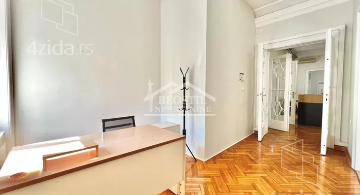 Šestoiposoban stan | 4zida