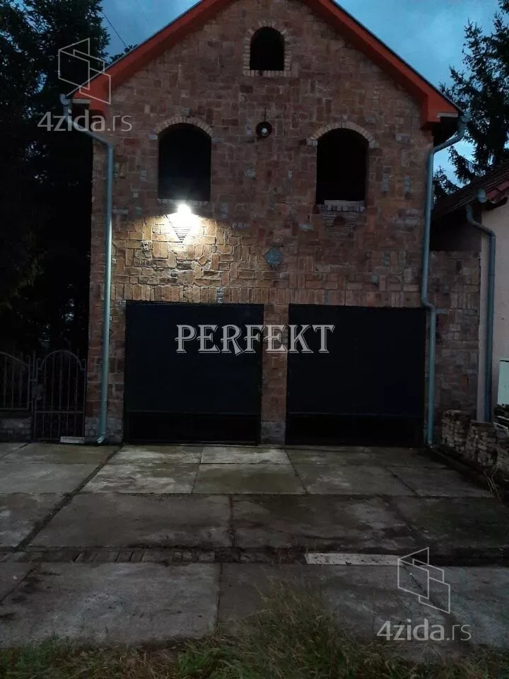 Poslovna zgrada | 4zida