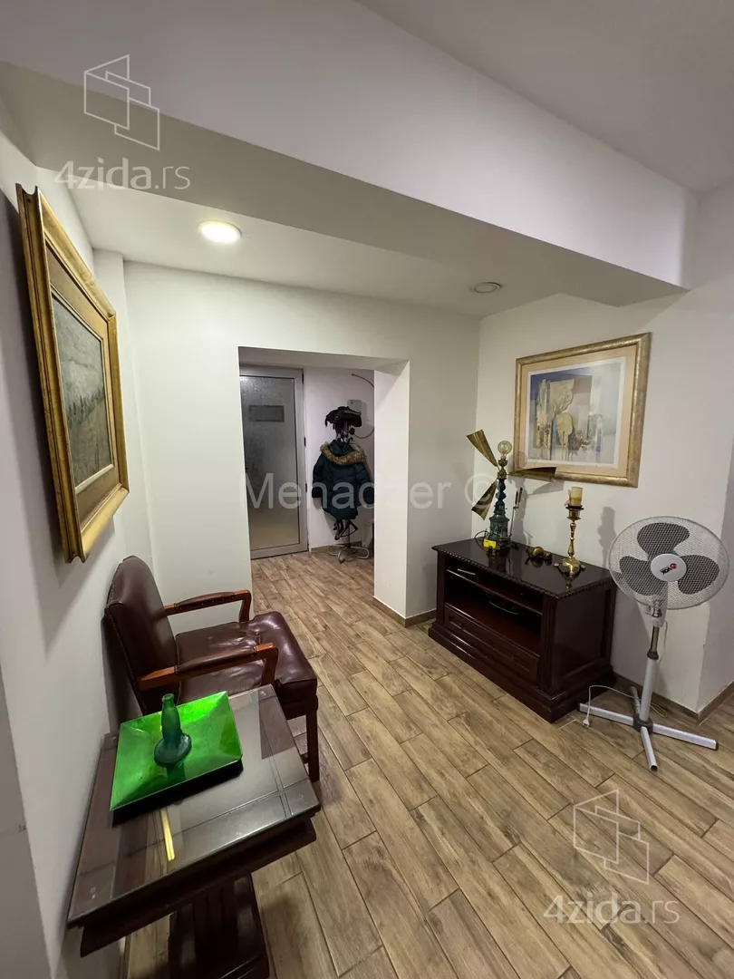 Poslovna zgrada | 4zida