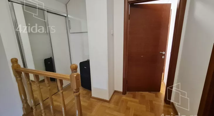 Četvoroiposoban stan | 4zida