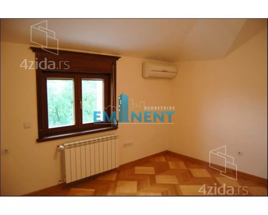 Sedmosoban stan | 4zida