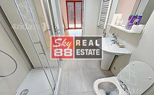 Šestoiposoban stan | 4zida