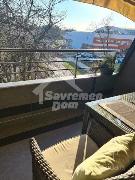 Šestoiposoban stan | 4zida
