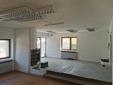 50 m2 prodajni + 250  m2 magacinski