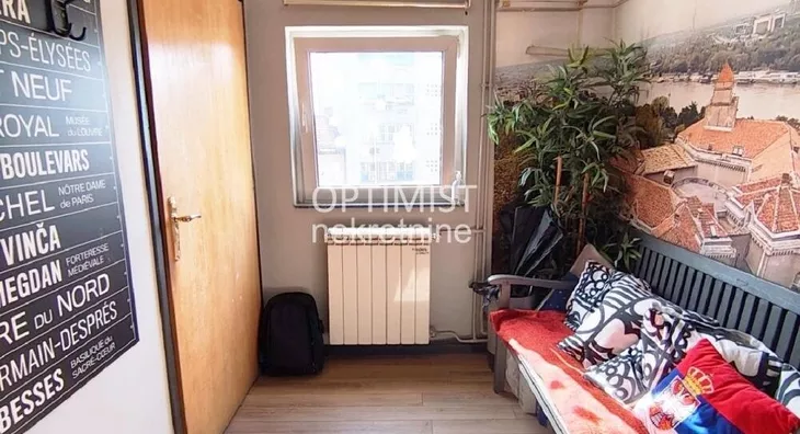 Šestoiposoban stan | 4zida