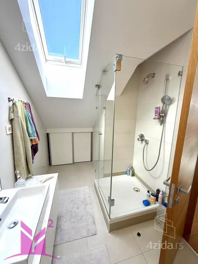 Sedmosoban stan | 4zida