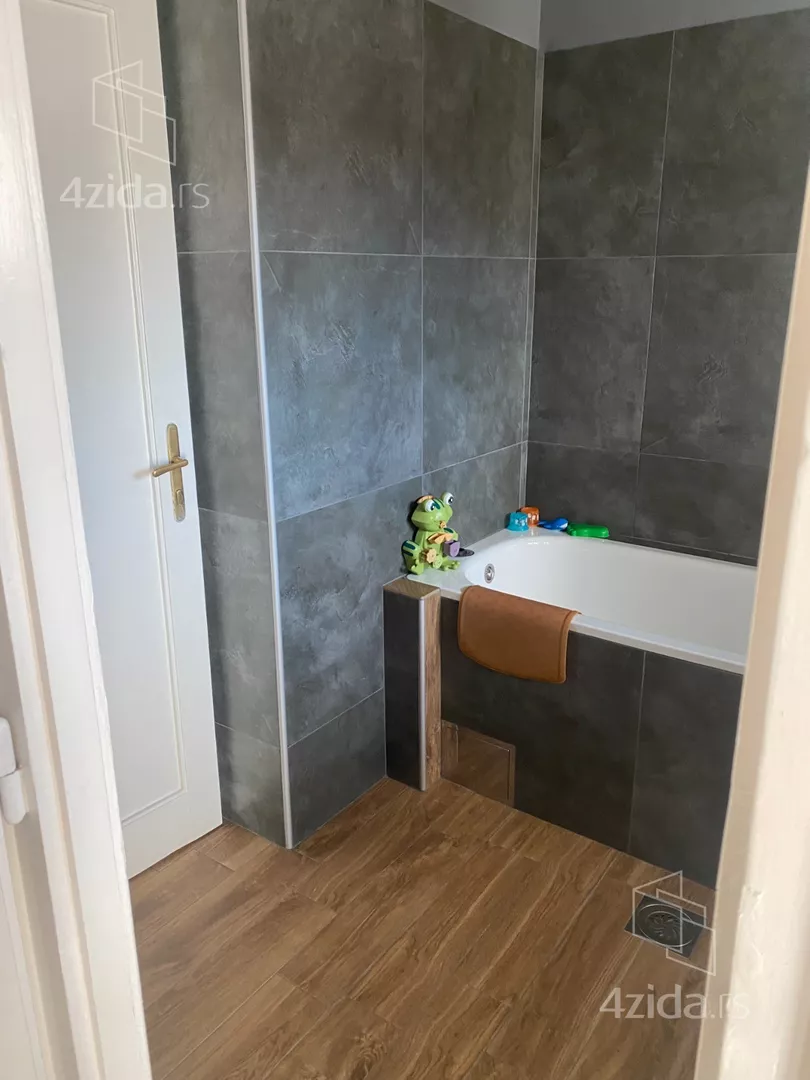 Četvoroiposoban stan | 4zida