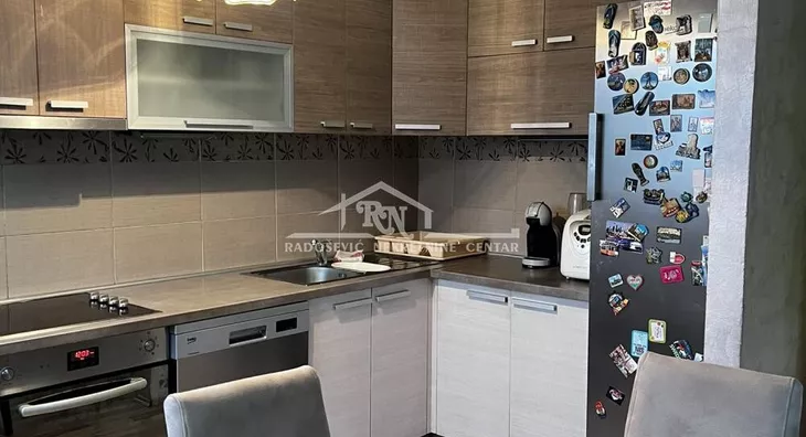 Šestosoban stan | 4zida