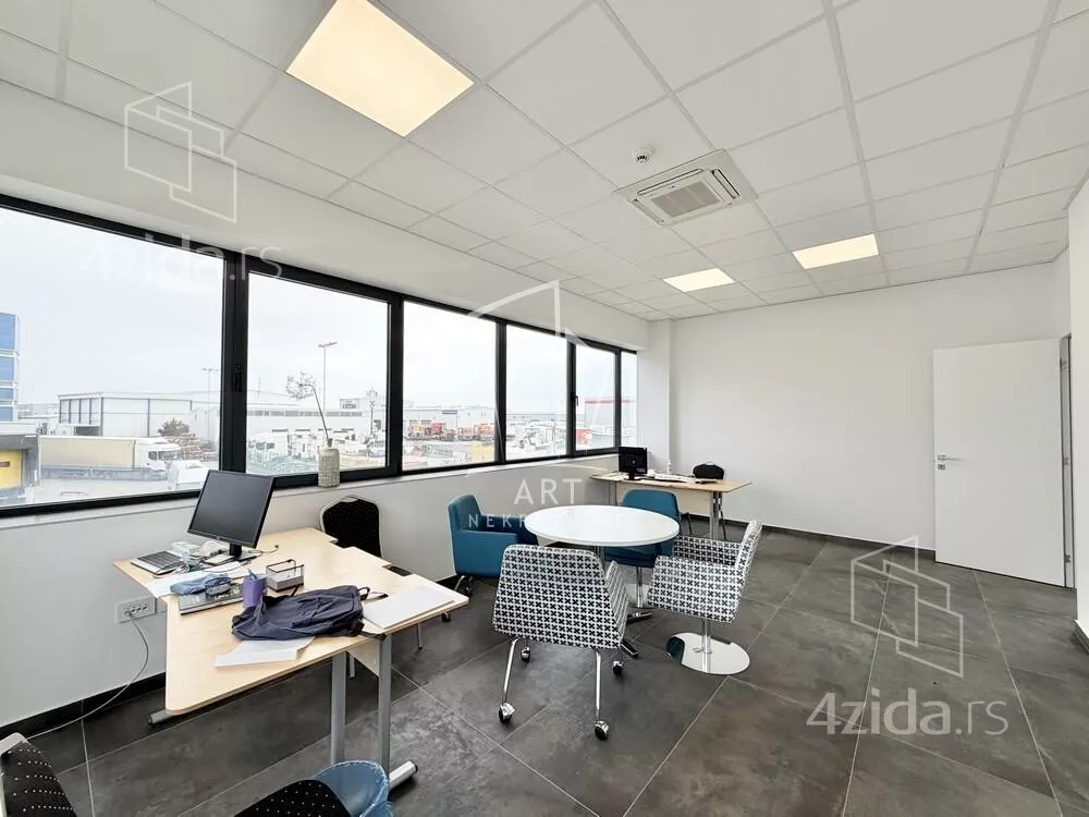 Poslovna zgrada | 4zida