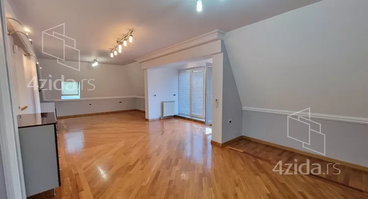 Šestoiposoban stan | 4zida