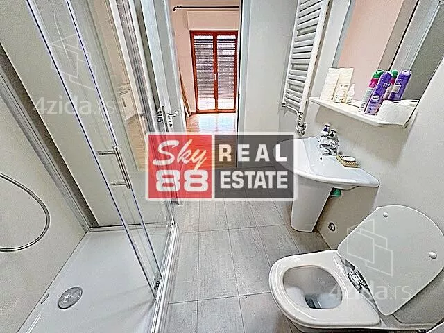 Šestoiposoban stan | 4zida