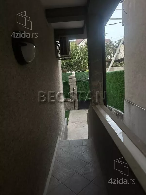 Šestosoban stan | 4zida