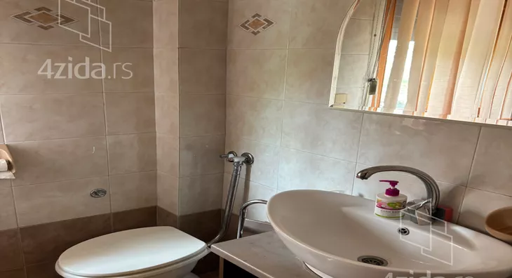 Poslovna zgrada | 4zida