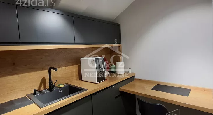 Poslovna zgrada | 4zida