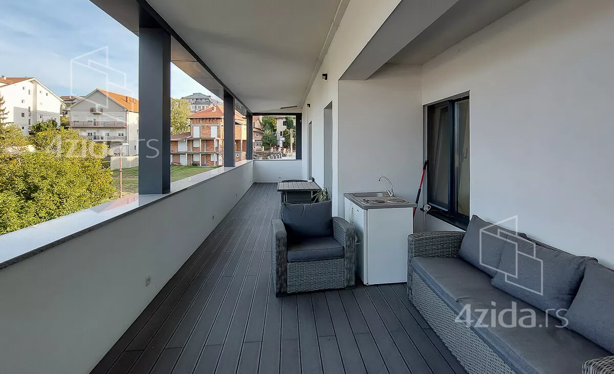 Šestosoban stan | 4zida