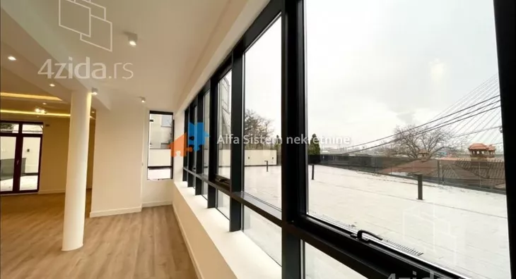 Poslovna zgrada | 4zida