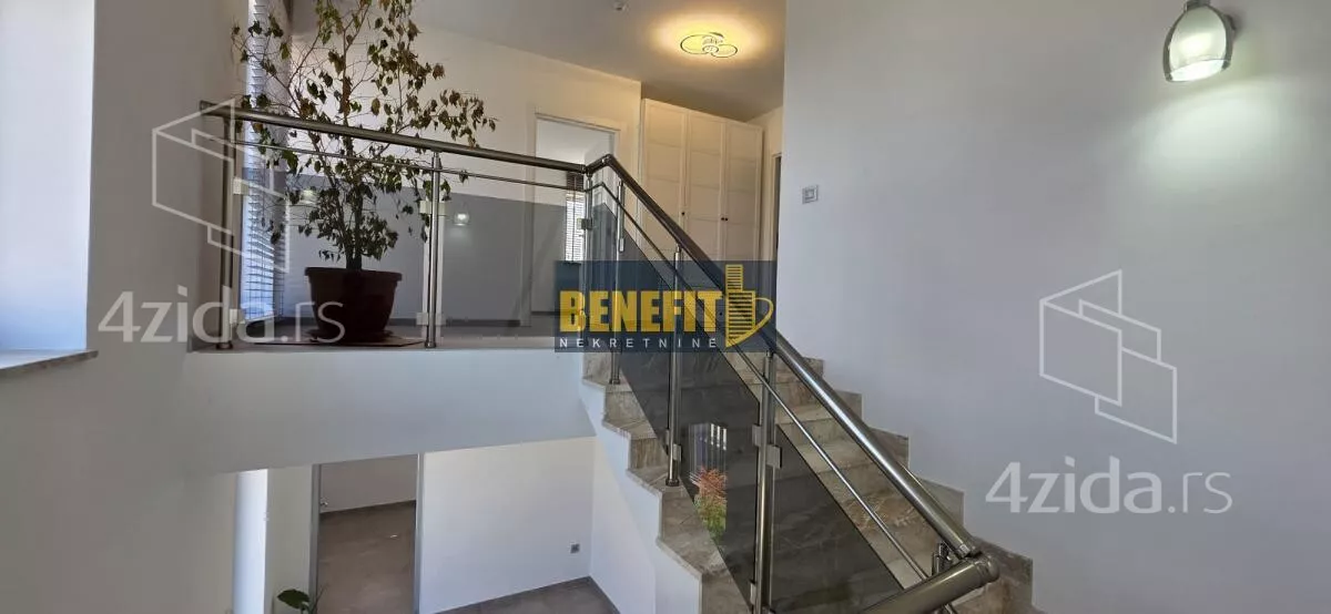 Poslovna zgrada | 4zida