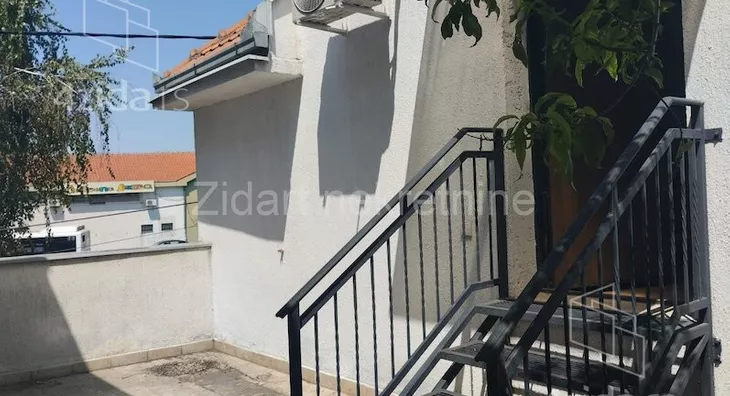 Poslovna zgrada | 4zida
