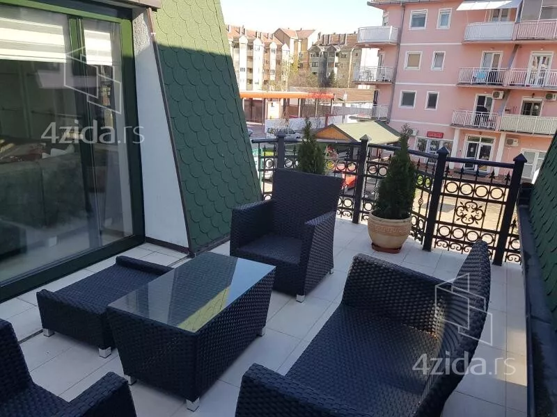 Poslovna zgrada | 4zida