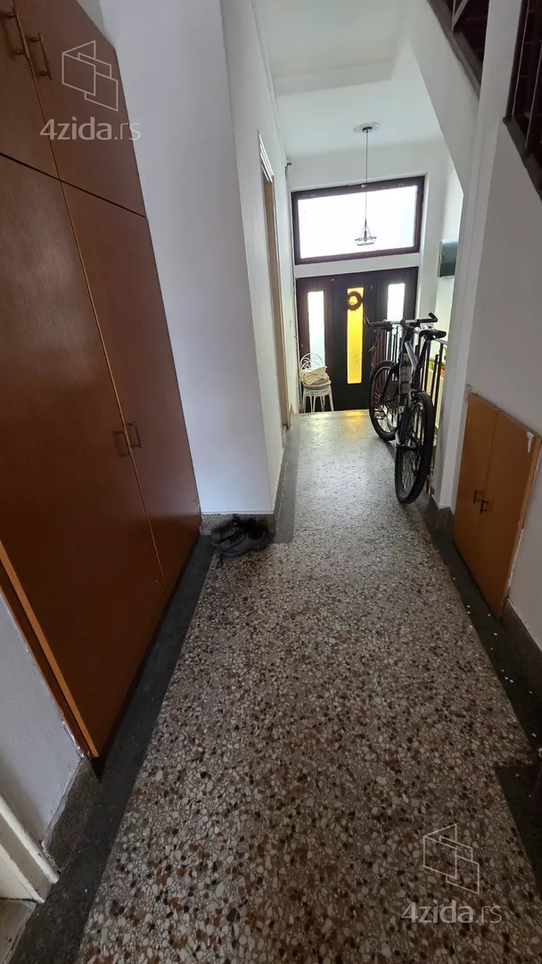 Sedmosoban stan | 4zida