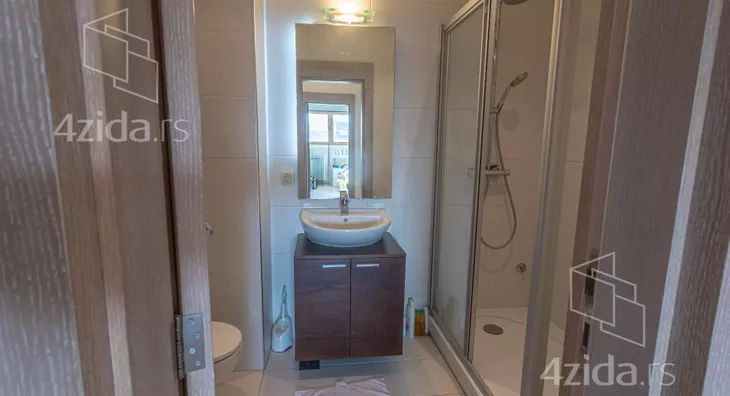 Šestosoban stan | 4zida