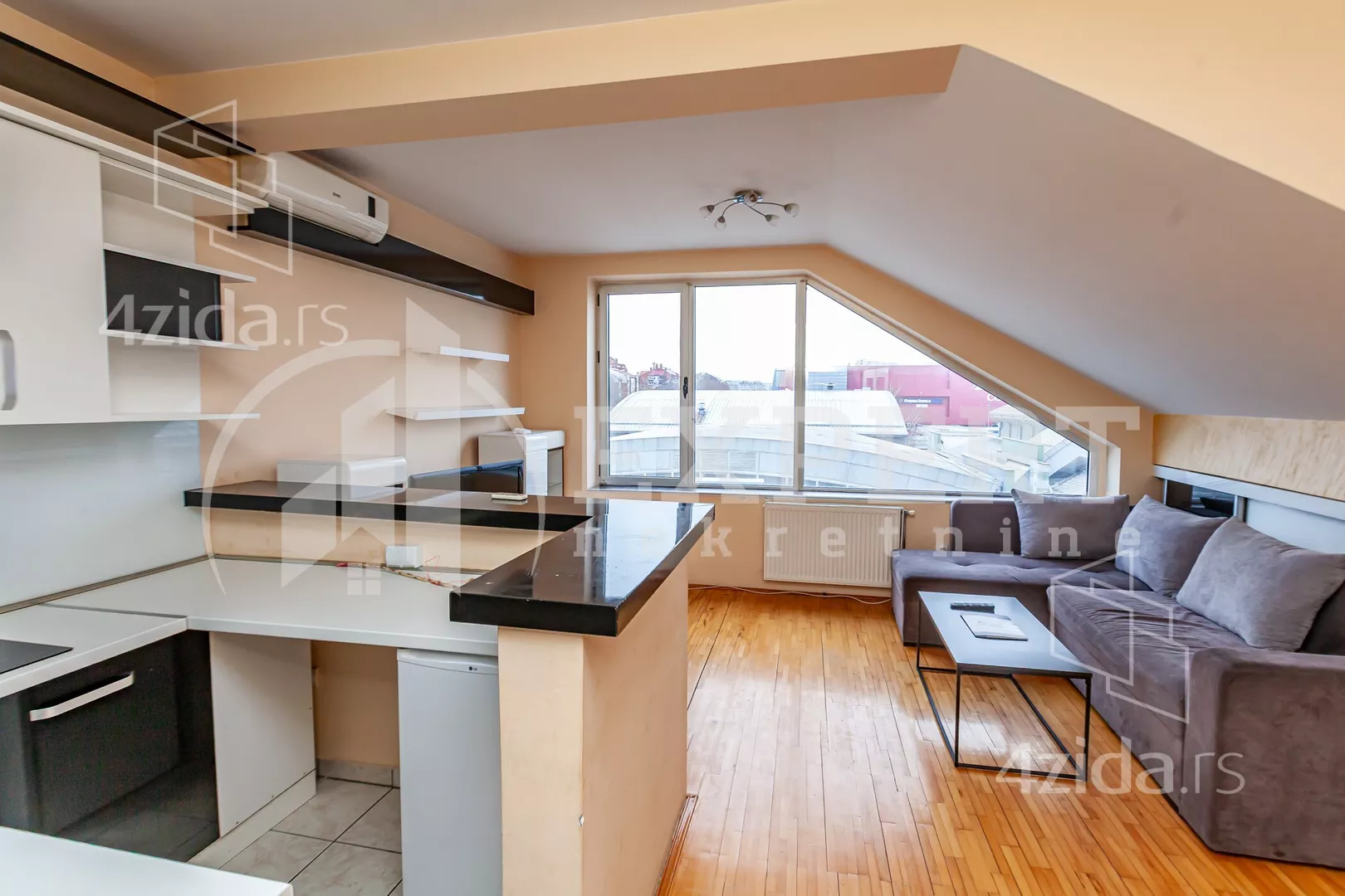 Troiposoban stan | 4zida