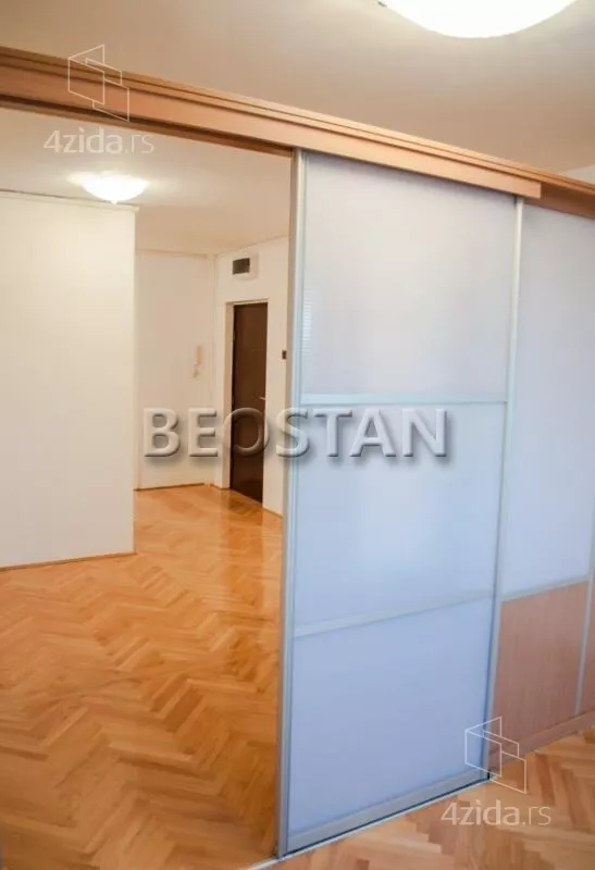 Šestoiposoban stan | 4zida