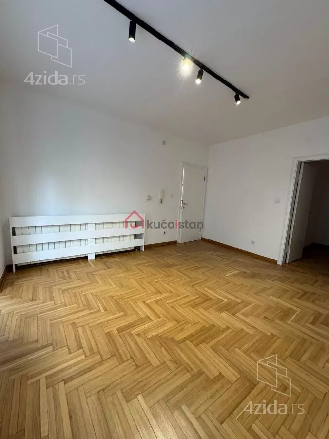 Poslovna zgrada | 4zida