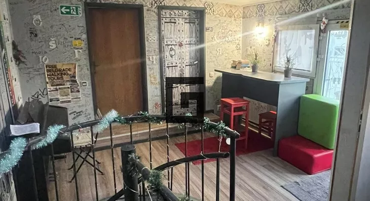 Šestoiposoban stan | 4zida