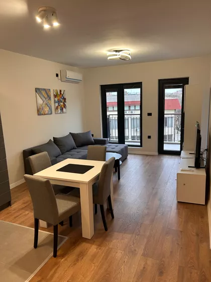 Trg Cara Jovana Nenada | 4zida.rs