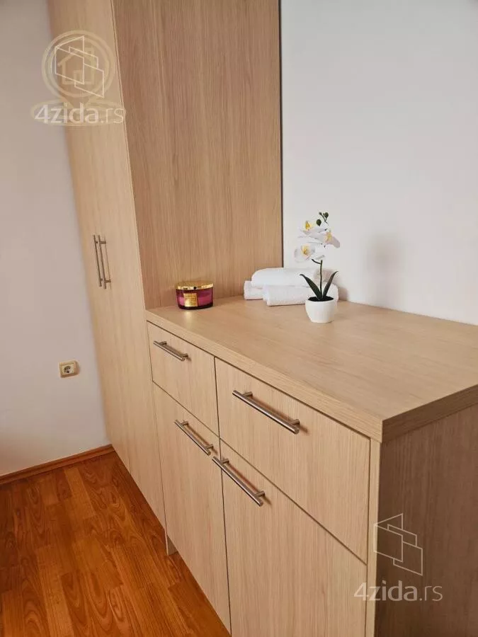 Petosoban stan | 4zida