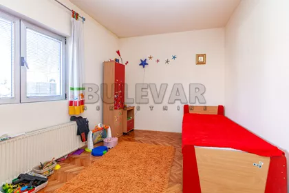 Kninska | 4zida.rs