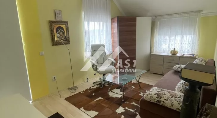 Šestoiposoban stan | 4zida