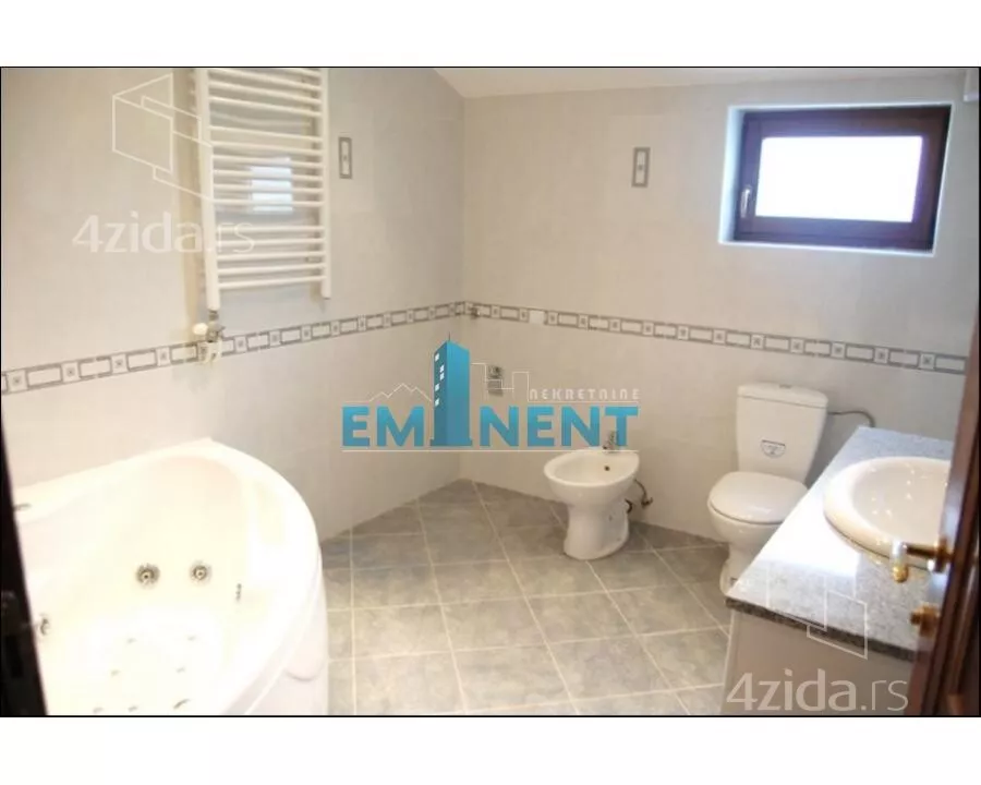 Sedmosoban stan | 4zida