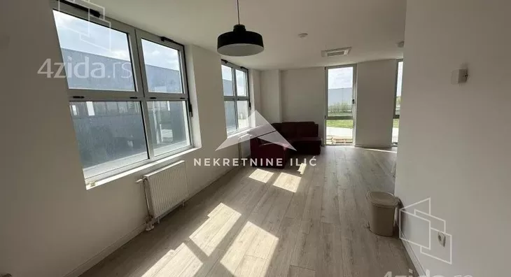 Poslovna zgrada | 4zida