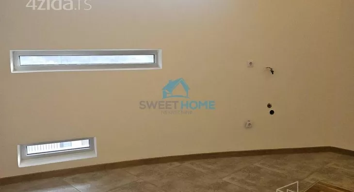 Poslovna zgrada | 4zida